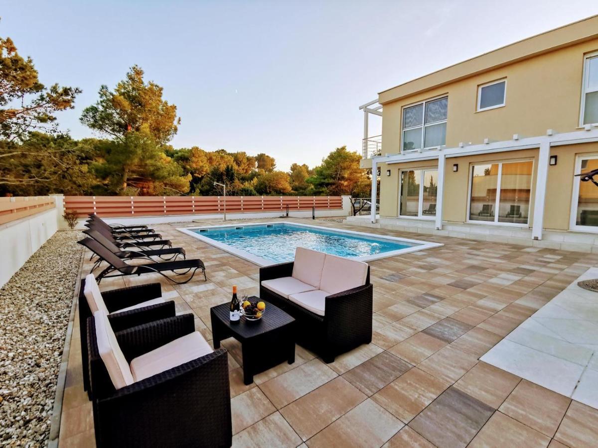 Villa Olivia - New And Modern House With Pool, Souna, Jacuzzi & Playground, Liznjan - Istra エクステリア 写真
