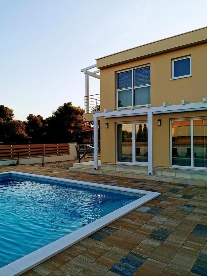 Villa Olivia - New And Modern House With Pool, Souna, Jacuzzi & Playground, Liznjan - Istra エクステリア 写真