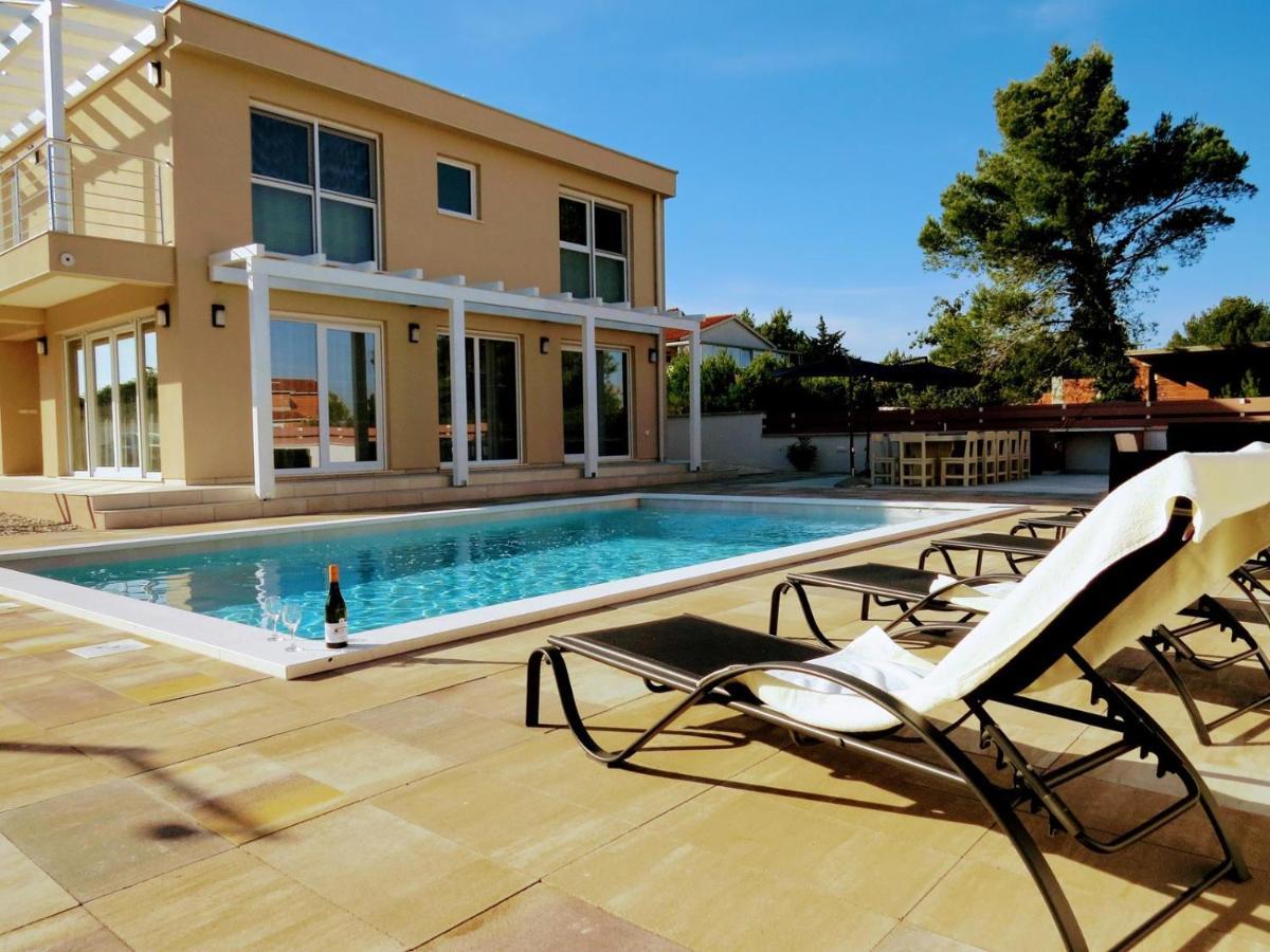 Villa Olivia - New And Modern House With Pool, Souna, Jacuzzi & Playground, Liznjan - Istra エクステリア 写真